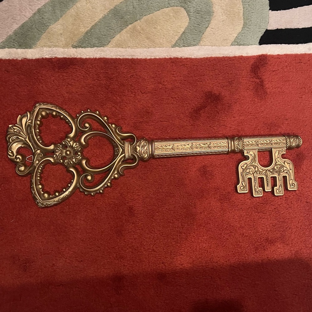 Vintage Gold Intricate Detailed Key Wall Decor - Picture 2 of 7